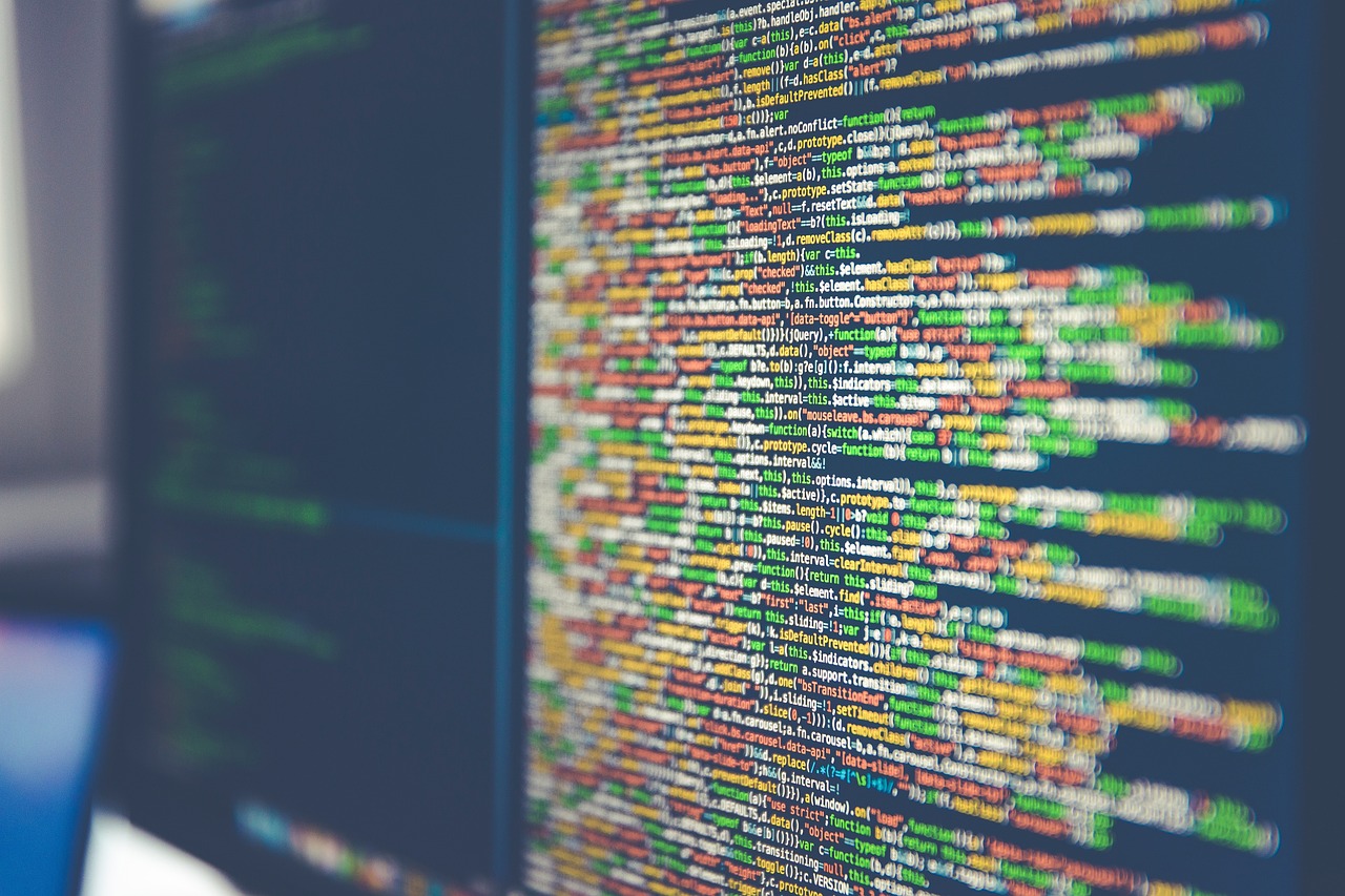 Nahaufnahme von Quellcode auf zwei Monitoren